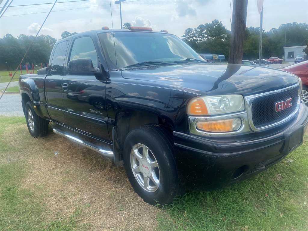 2002 GMC Sierra Denali's photo